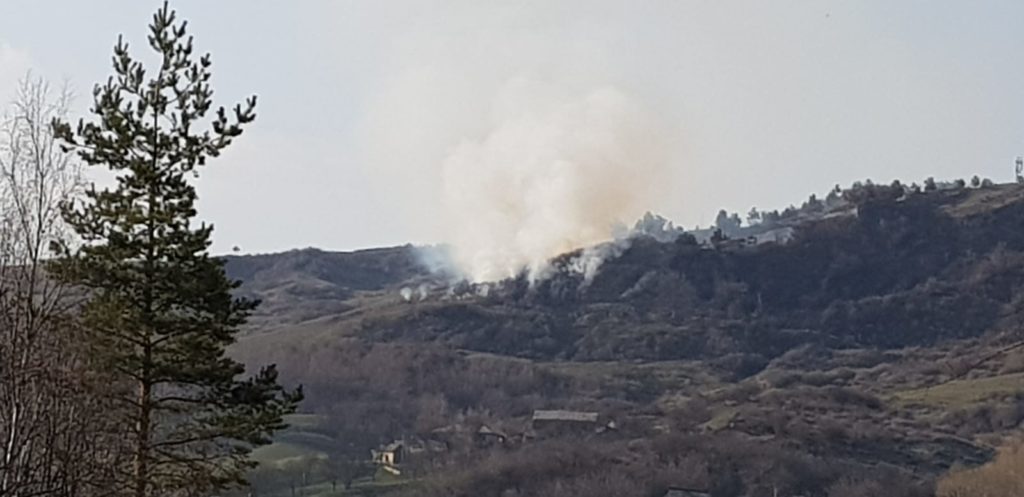 Incendiile de vegetație, de 6 ori mai multe față de anul trecut. La ce soluție au apelat autoritățile pentru a-i tempera pe cei care aprind focul pe dealuri