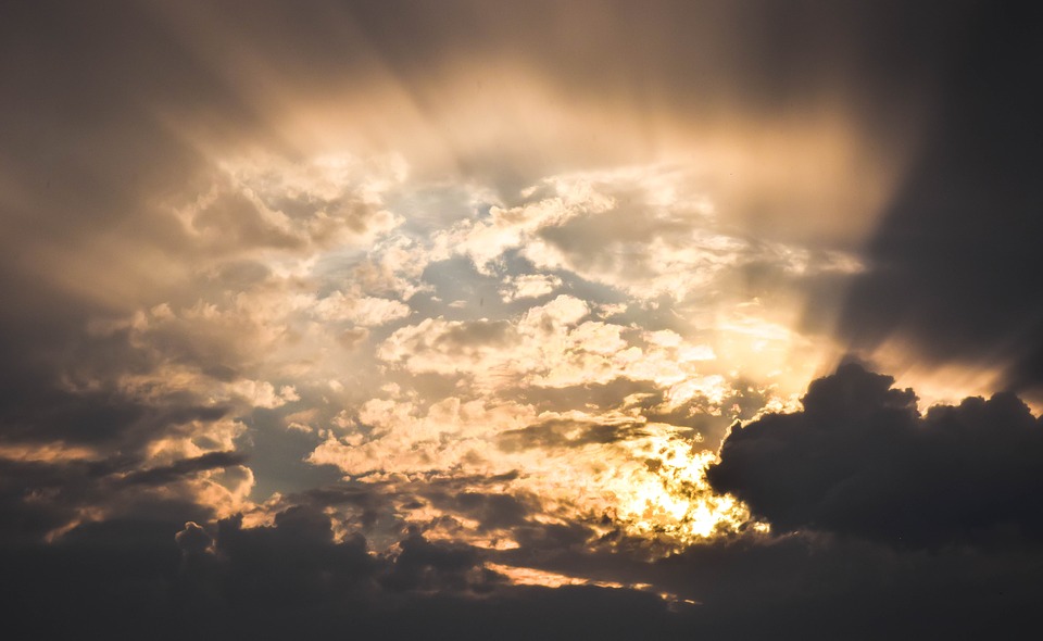 Schimbare radicală a vremii, începând de azi. Ce fenomene meteo sunt așteptate