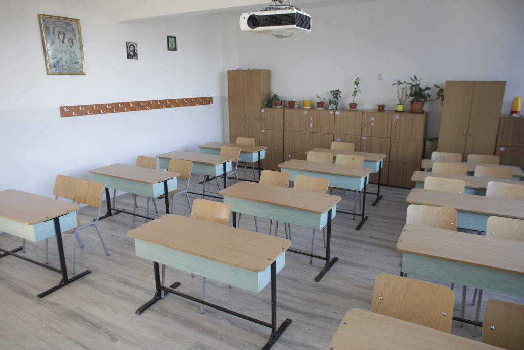 Dispare WC-ul din curtea școlii? De la mesajul ministrului Educației la realitatea satului românesc