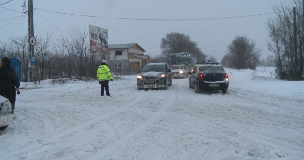 PRIMUL EPISOD DE IARNĂ, PRIMELE PROBLEME ÎN TRAFIC! Ce spune Prefectura despre contractele de deszăpezire