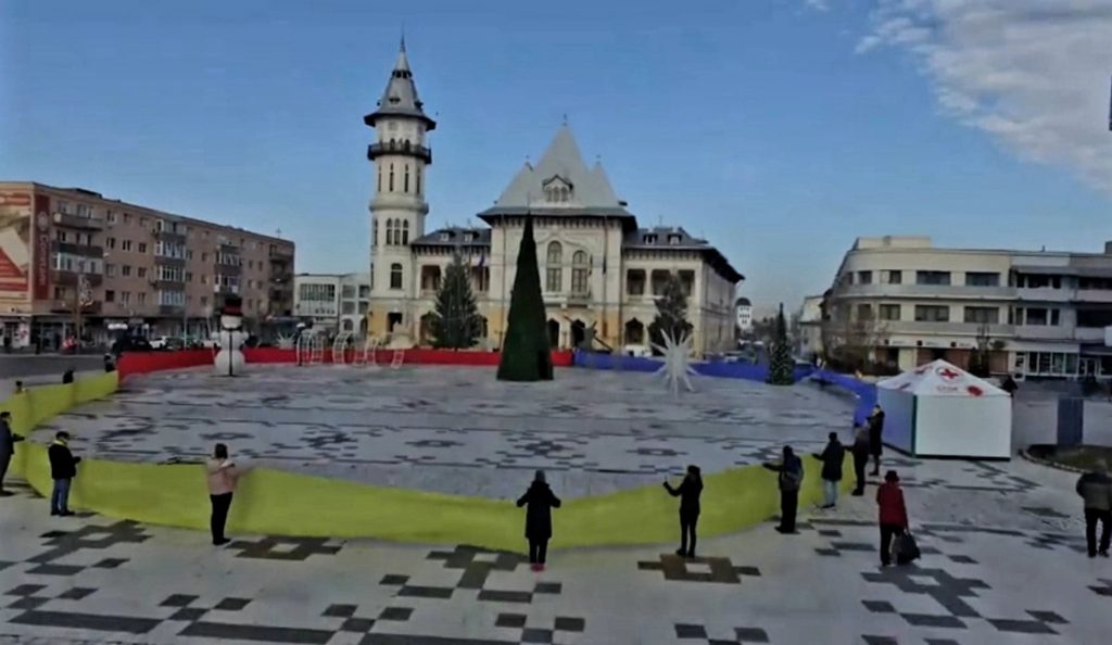 CEL MAI LUNG TRICOLOR, ÎNTINS DE TINERI AZI ÎN PIAȚA DACIA! La mulți ani, România!