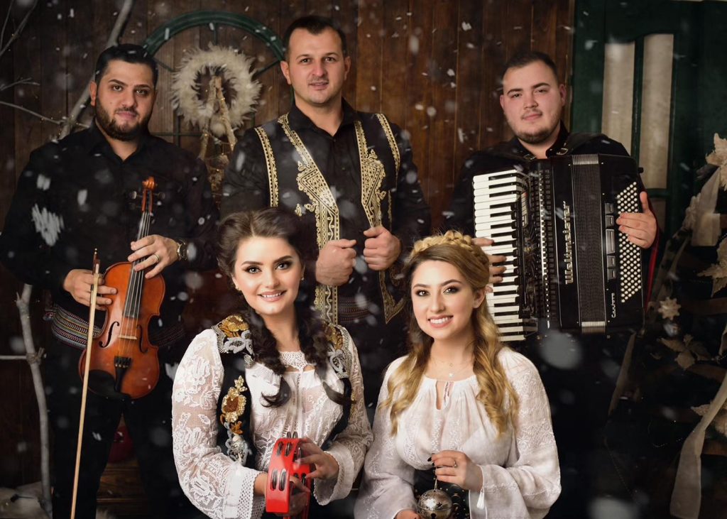 ALEXANDRA PANAETE ȘI DIANA IONIȚĂ ajung cu colindul la FOCUS FM