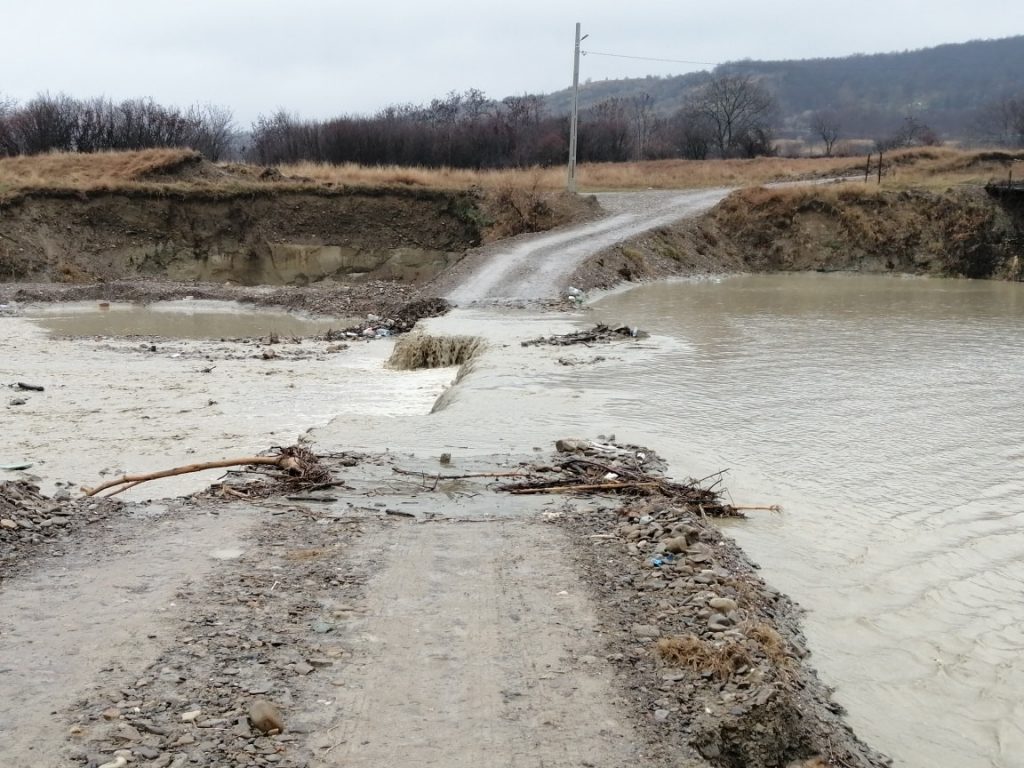 INFRASTRUCTURA DIN ZONA DE MUNTE, ÎN ATENȚIA CONSILIULUI JUDEȚEAN! Neagu a cerut primarilor să fie atenți la starea drumurilor din zonele inundabile