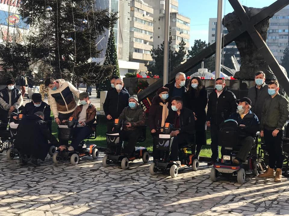 CADOURI PENTRU PERSOANELE CU DIZABILITĂȚI LOCOMOTORII! Ce au primit buzoienii