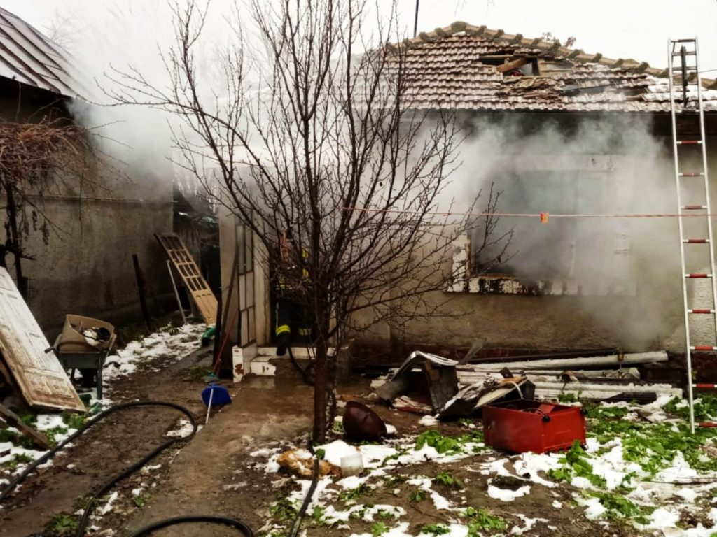 EXPLOZIE URMATĂ DE INCENDIU, LA RÂMNICU SĂRAT. Proprietarul casei a suferit arsuri pe corp
