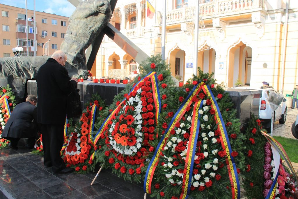 SLUJBE DE POMENIRE PENTRU EROII REVOLUȚIEI, ÎN BISERICI ȘI MĂNĂSTIRI. Ce se întâmplă la Buzău