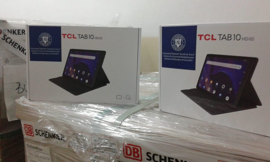MOȘ NICOLAE A VENIT MAI DEVREME PENTRU ELEVII DIN BUZĂU! Copiii nevoiași au primit tabletele pentru ”Școala de acasă”
