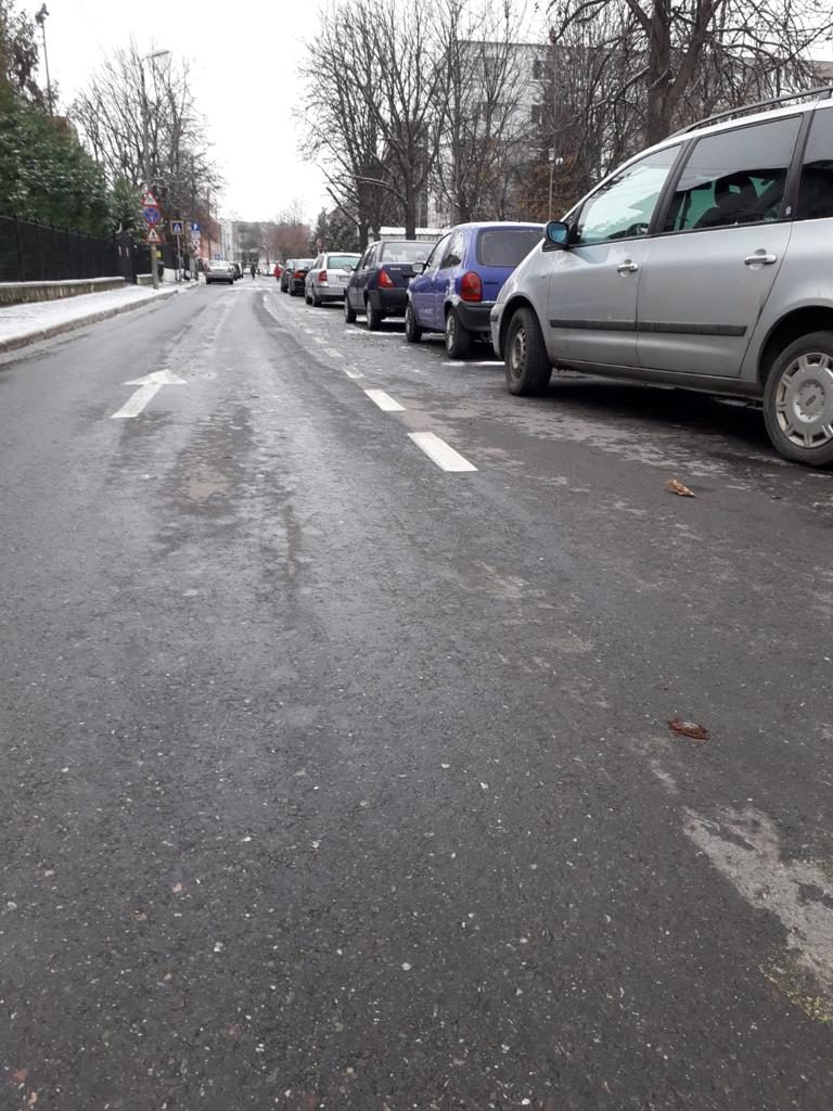INCONȘTIENȚĂ MAXIMĂ! Șoferi prinși circulând cu viteză, în ciuda poleiului