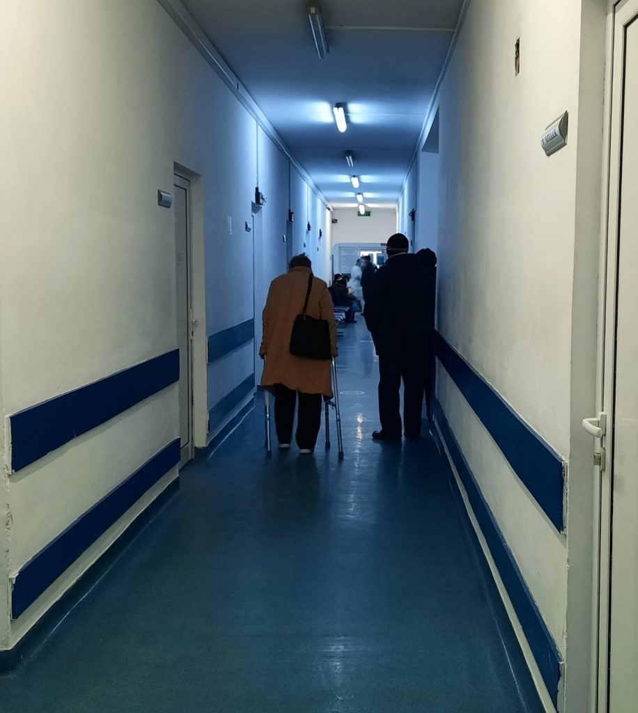 PRIMELE VICTIME ALE GHEȚUȘULUI! Mai mulți buzoieni au ajuns la Urgențe după ce au căzut pe gheață