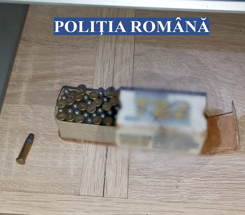 ZECI DE CARTUȘE AU FOST GĂSITE DE POLIȚIȘTI ÎN LOCUINȚELE UNOR BUZOIENI. Doi tineri au fost reținuți (Video+foto)