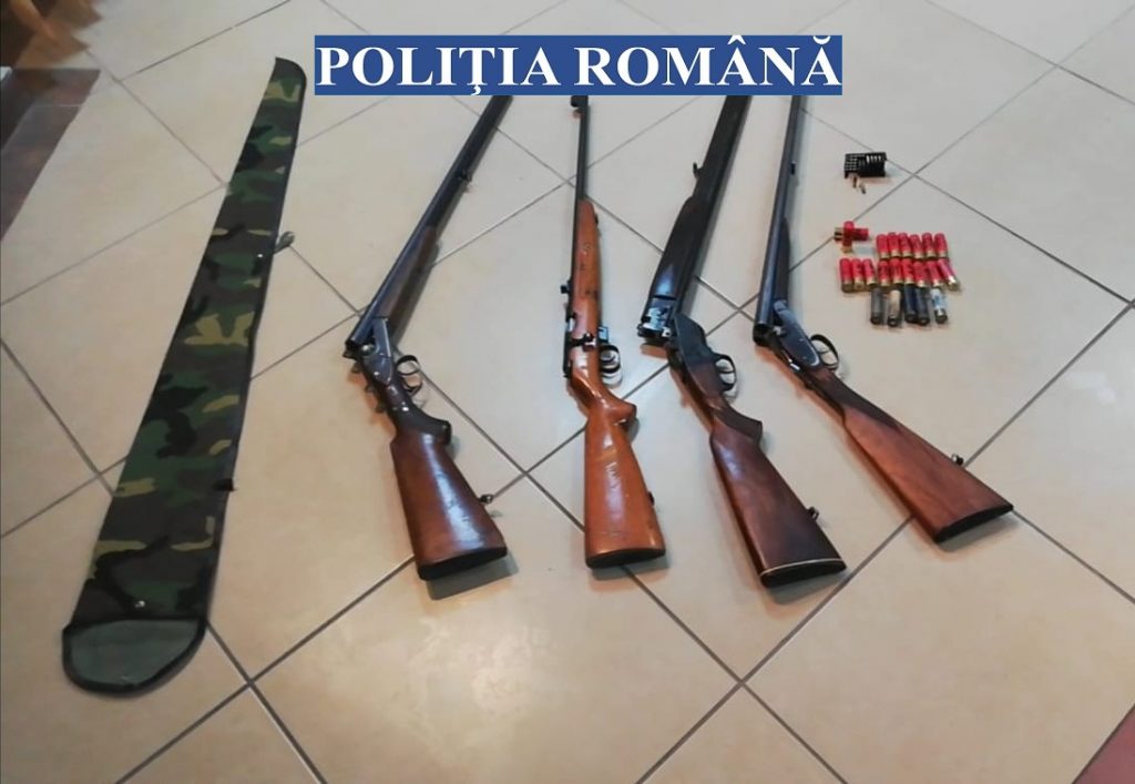 BRACONIERI DIN BREAZA, PRINȘI ÎN TIMP CE SE AFLAU LA VÂNĂTOARE. Ce au găsit polițiștii în locuințele lor