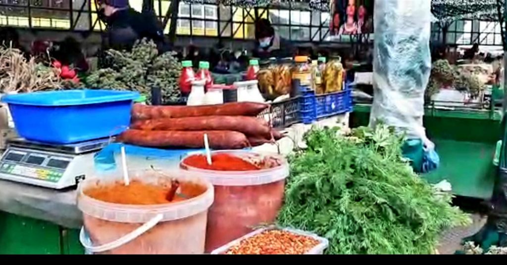 CONDIMENTELE TRADIȚIONALE ȘI BABICUL, FĂRĂ CLIENȚI! Ce spun producătorii din Piața Centrală despre vânzările de sărbători (video)