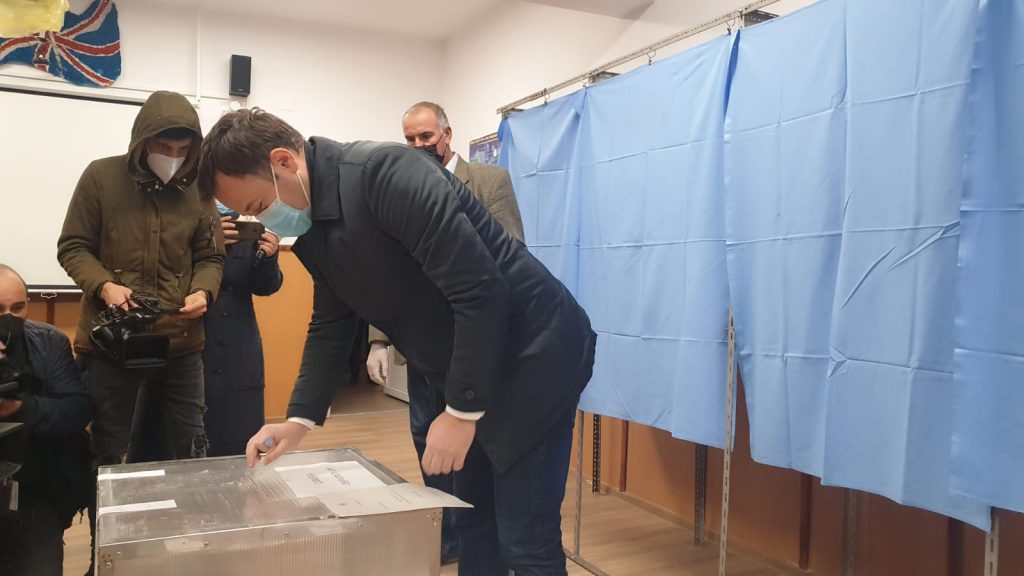 GABRIEL AVRĂMESCU, CEL MAI MATINAL DINTRE POLITICIENI: ”Avem în față o zi istorică”. Pentru ce a votat liderul liberalilor buzoieni (VIDEO)
