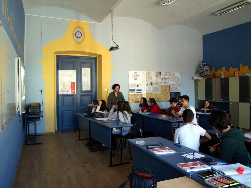 AU RENUNȚAT LA CATEDRĂ DE TEAMA CORONAVIRUSULUI! Gestul făcut de zeci de profesori