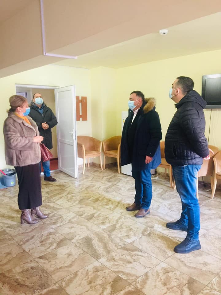 ÎNTÂRZIERI ÎN AMENAJAREA CENTRELOR DE VACCINARE DIN ORAȘUL BUZĂU. Ce spune Primăria