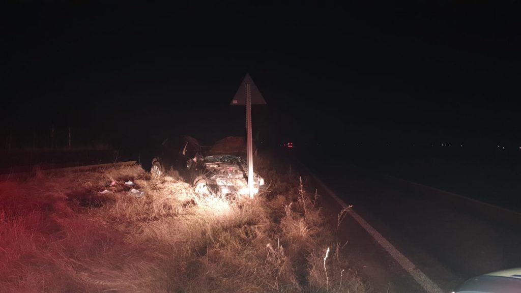 A SCĂPAT CU VIAȚĂ DUPĂ CE S-A RĂSTURNAT CU MAȘINA DE MAI MULTE ORI. Imagini de la locul accidentului