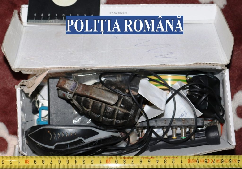 CU GRENADA PE ȘIFONIER. Un individ din Mărăcineni, ridicat de Poliție după ce s-a lăudat că, dacă vrea, ”rade” comuna de pe suprafața pământului (FOTO&VIDEO)