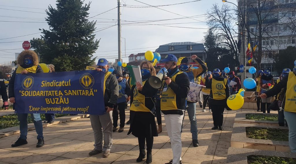 PROTEST SUB SEMNUL DURERII. Sindicaliștii din Sănătate și-au strigat neputința și deznădejdea, în fața Prefecturii