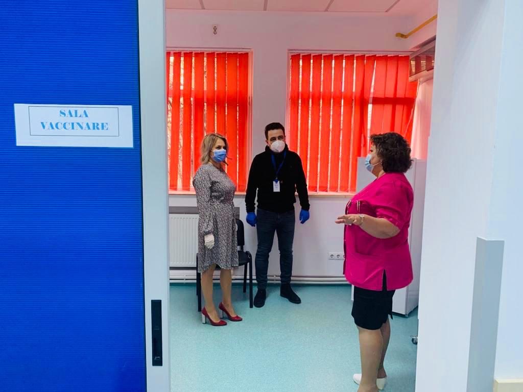 IMAGINI DIN CENTRELE DE VACCINARE! Care este traseul ce trebuie urmat de fiecare buzoian care acceptă imunizarea