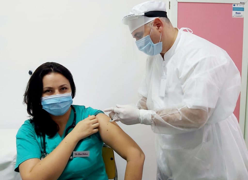 LA SMEENI, VACCINAREA A ÎNCEPUT CU MEDICUL INTERNIST! De ce a vrut să fie prima persoană imunizată