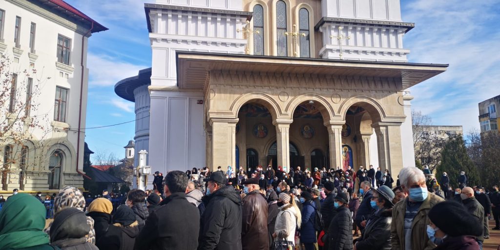 DISTANȚAREA FIZICĂ, UITATĂ ÎN CURTEA CATEDRALEI! Buzoienii s-au înghesuit la slujba de sfințire a apei(foto+video)