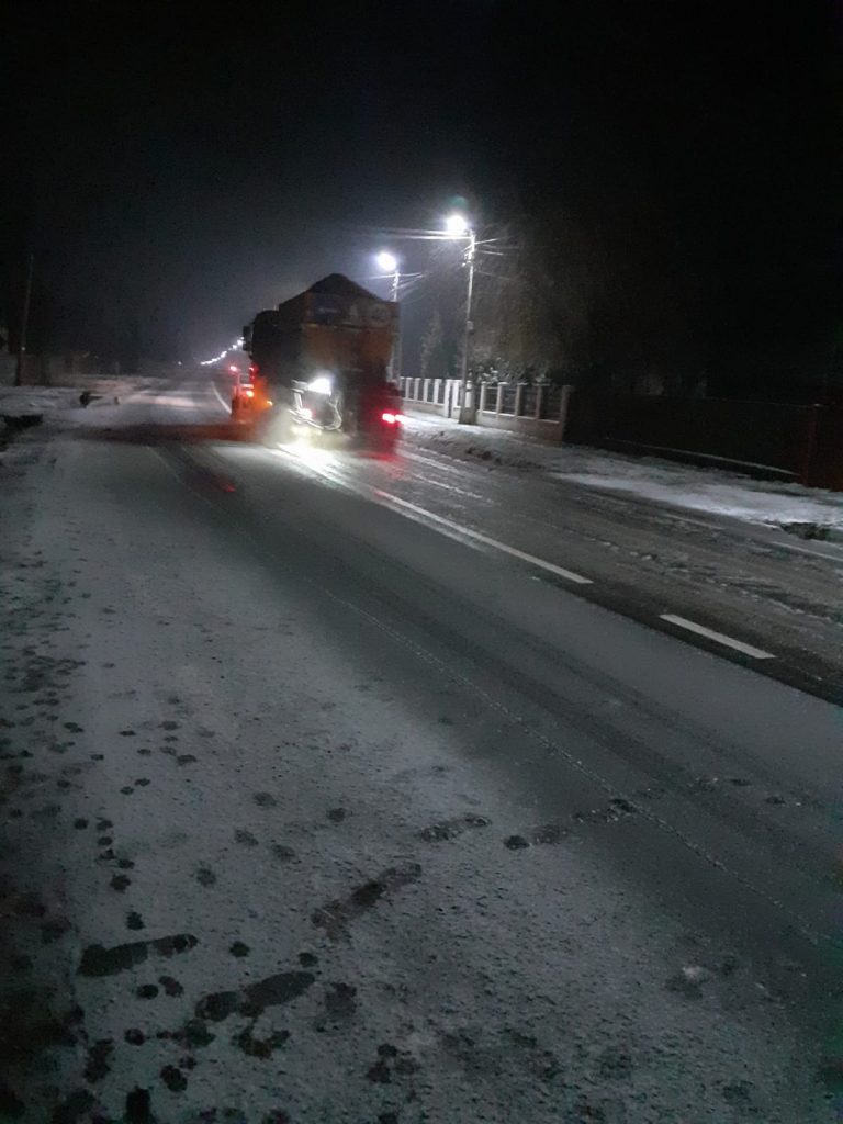 A VENIT IARNA DE-A BINELEA! Zeci de utilaje pe șosele, sute de tone de nisip și sare aruncate pe drumuri. Cum se circulă în județul Buzău (FOTO)