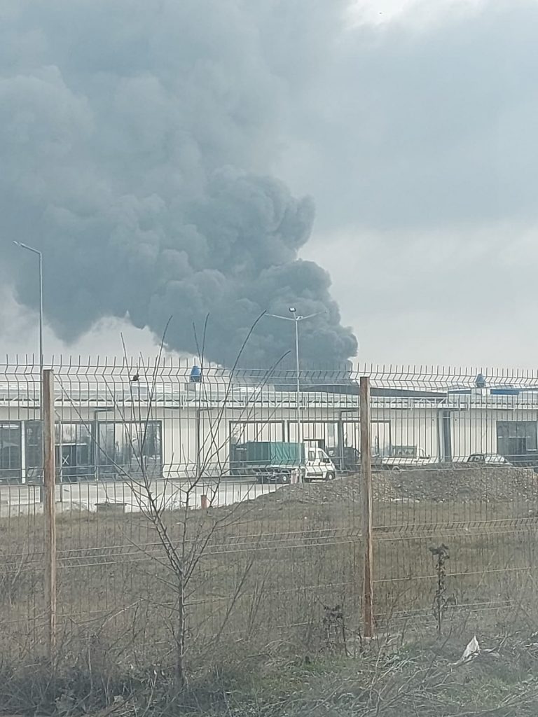 INCENDIU DE PROPORȚII LA POGONELE. Flăcări și fum gros, vizibil de la kilometri distanță (FOTO)