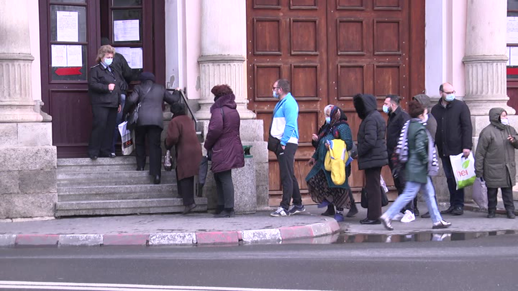 TAXELE LOCALE, PLĂTITE CU CALVARUL STATULUI LA COADĂ! Sute de buzoieni ajung zilnic la Primărie