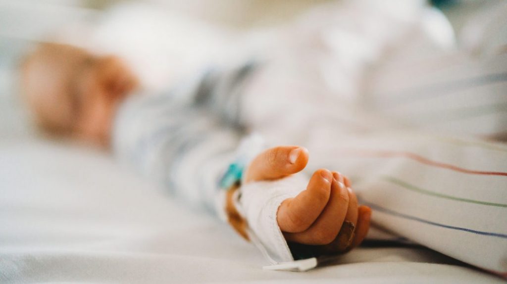 Creștere alarmantă a numărului de copii bolnavi la Buzău. Jumătate din secția de pediatrie, ocupată de micuți cu infecții respiratorii și COVID