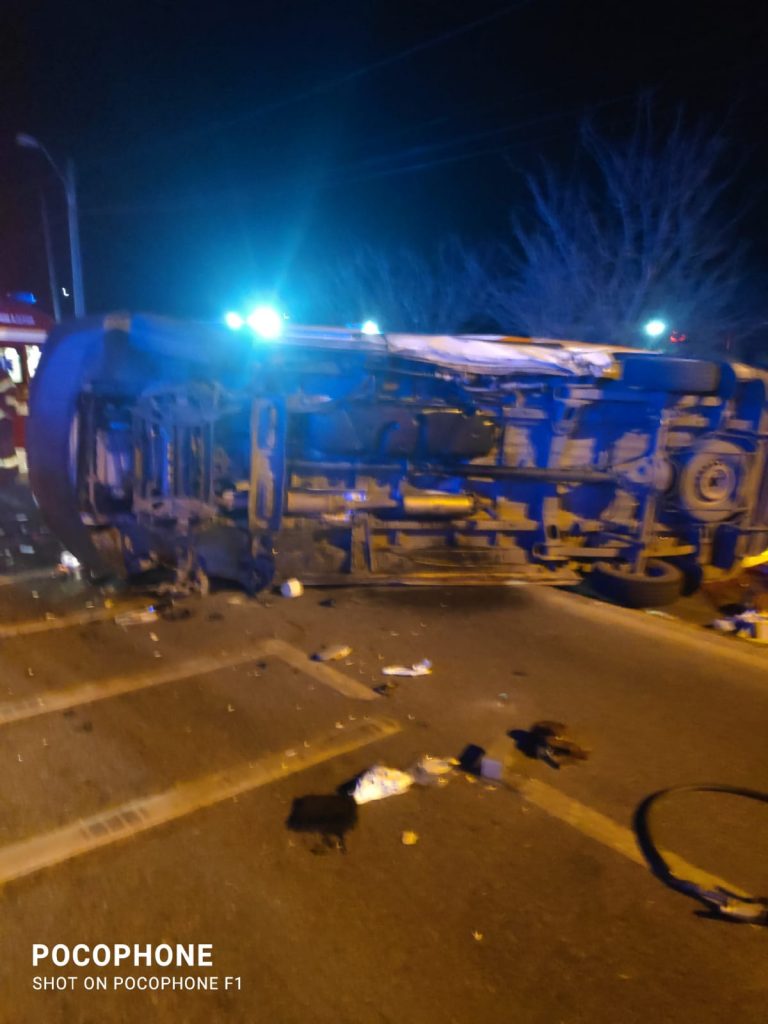 DOCTORIȚA DIN AMBULANȚA CARE S-A RĂSTURNAT LA MĂRĂȘEȘTI, ÎN STARE GRAVĂ. Femeia a fost scoasă din salvare în stare de inconștiență (FOTO)
