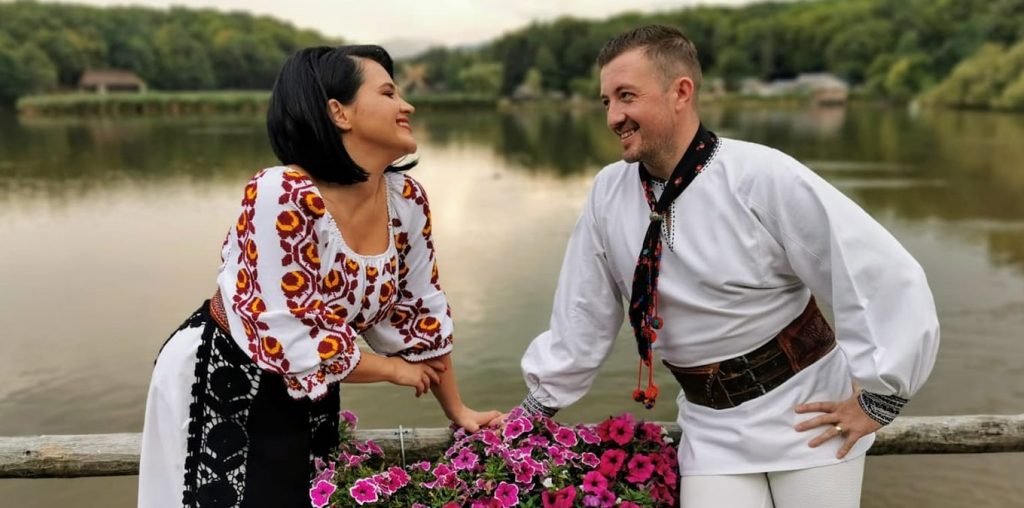 ÎNDRĂGIȚI ARTIȘTI POPULARI, VIITORI PĂRINȚI