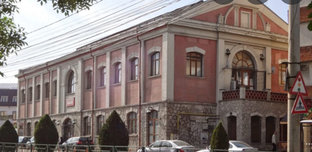 LUCRĂRILE LA CLĂDIREA BAZARULUI, ÎN CARE VOR FUNCȚIONA BIROURI ALE PRIMĂRIEI, BLOCATE. Pandemia a dat peste cap planurile inițiale ale municipalității