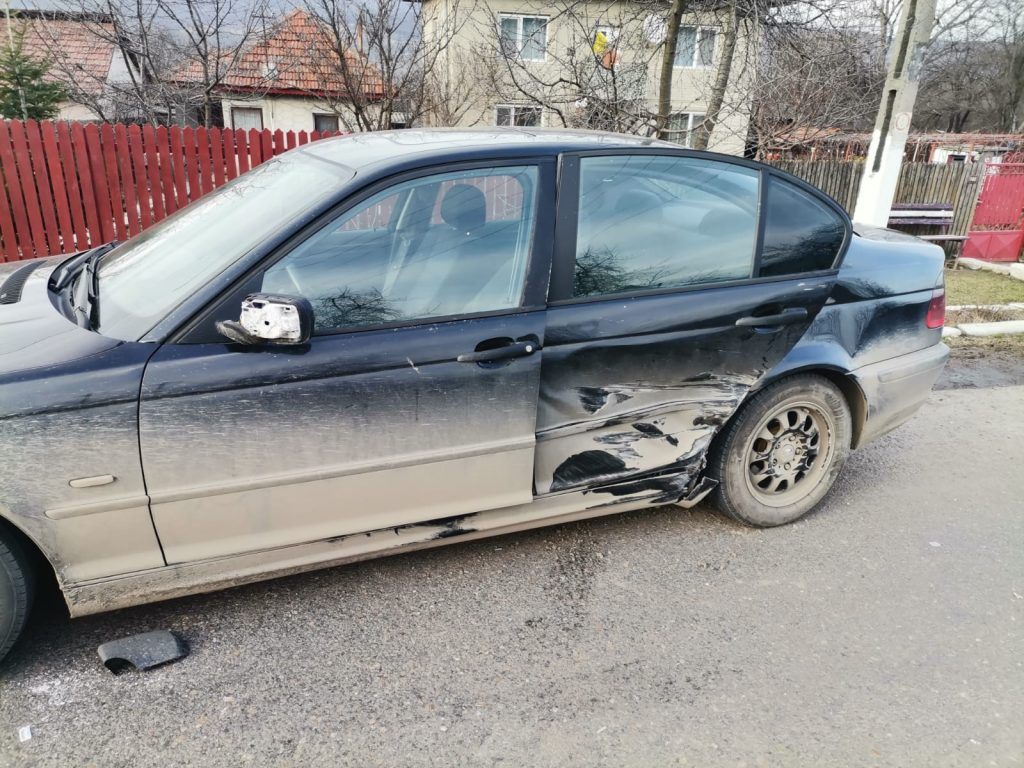 ACCIDENT CU MULTE SEMNE DE ÎNTREBARE. O tânără a fost accidentată în timp ce încerca să urce într-un autoturism