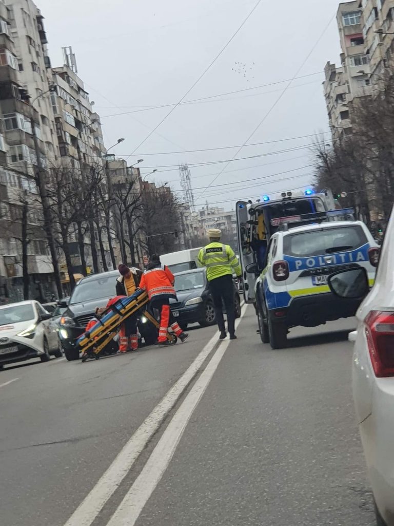 ACCIDENT CU VICTIMĂ, PE UNIRII SUD. O tânără a fost lovită de o mașină, în timp ce încerca să traverseze strada