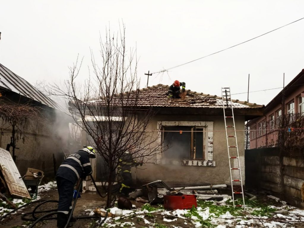 FĂRĂ SCĂPARE! O bătrână din Nehoiu a fost găsită fără viață, în casa cuprinsă de foc