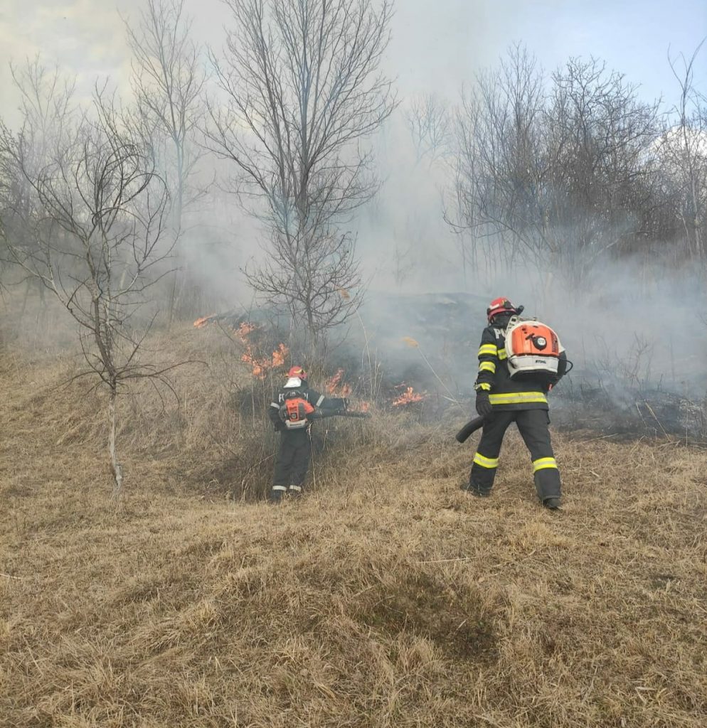 VAL DE INCENDII, ÎN WEEK-END. Pompierii nici nu apucau să ajungă la bază, că și erau chemați să stingă alt foc (FOTO)