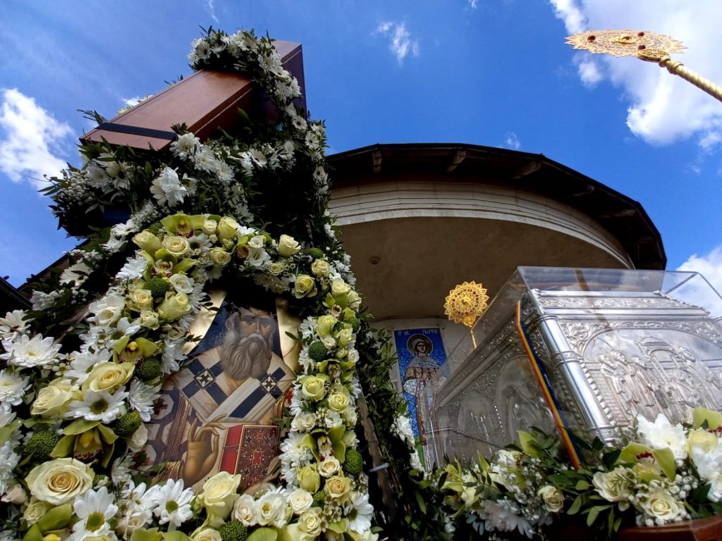 ICOANA FĂCĂTOARE DE MINUNI DE LA MĂNĂSTIREA VALEA NEAGRĂ ȘI MOAȘTELE A DOI SFINȚI IUBIȚI DE CREDINCIOȘI,  ÎN PROCESIUNE ÎN MAI MULTE BISERICI DIN BUZĂU (FOTO)
