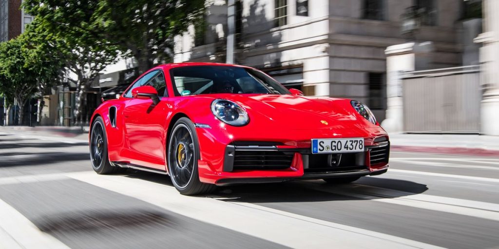 “ZBOR” CU UN  PORSCHE TURBO PE DN2, ÎN BUZĂU. Cine este șoferul filmat de radar cu cea mai mare viteză, în acest an
