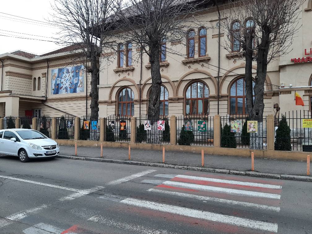 EXPOZIȚIE INEDITĂ LA LICEUL DE ARTE. Lucrările elevilor, expuse pe gardul liceului