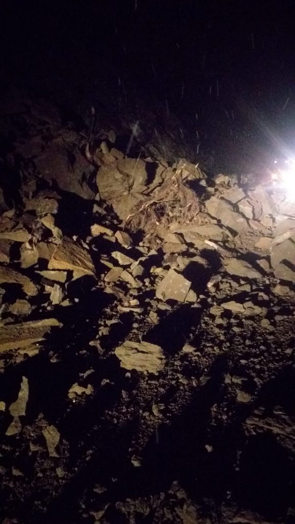 DN 10, BLOCAT LA SIRIU DIN CAUZA UNEI ALUNECĂRI MASIVE DE TEREN. Blocuri de piatră și arbori au închis șoseaua