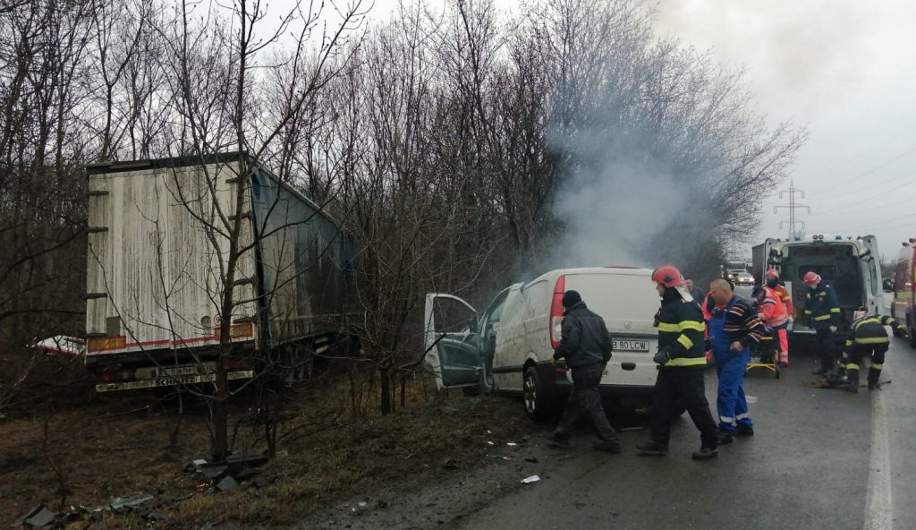 (UPDATE) FOC PE ȘOSEA, LA IEȘIRE DIN BUZĂU SPRE PLOIEȘTI. Autoutilitară în flăcări după ce s-a ciocnit cu un TIR. O femeie resuscitată la locul accidentului (FOTO)