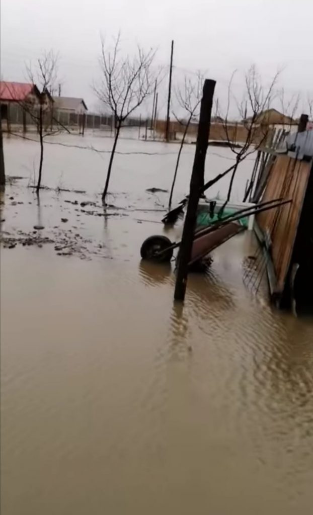 INUNDAȚII LA SMEENI DUPĂ CE A PLOUAT CU GĂLEATA. Curțile și grădinile oamenilor s-au umplut cu apă (VIDEO)