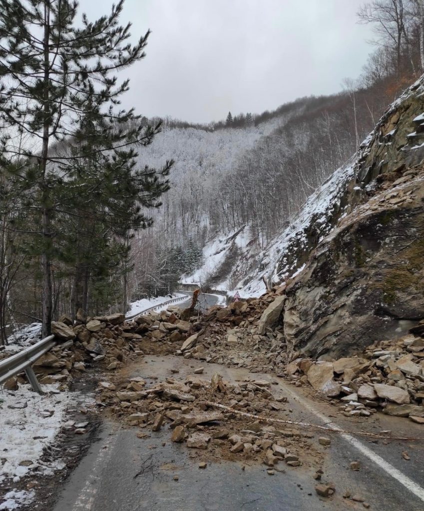 DN 10 BUZĂU-BRAȘOV RĂMÂNE ÎNCHIS LA SIRIU. Blocul de piatră care blochează șoseaua trebuie detonat