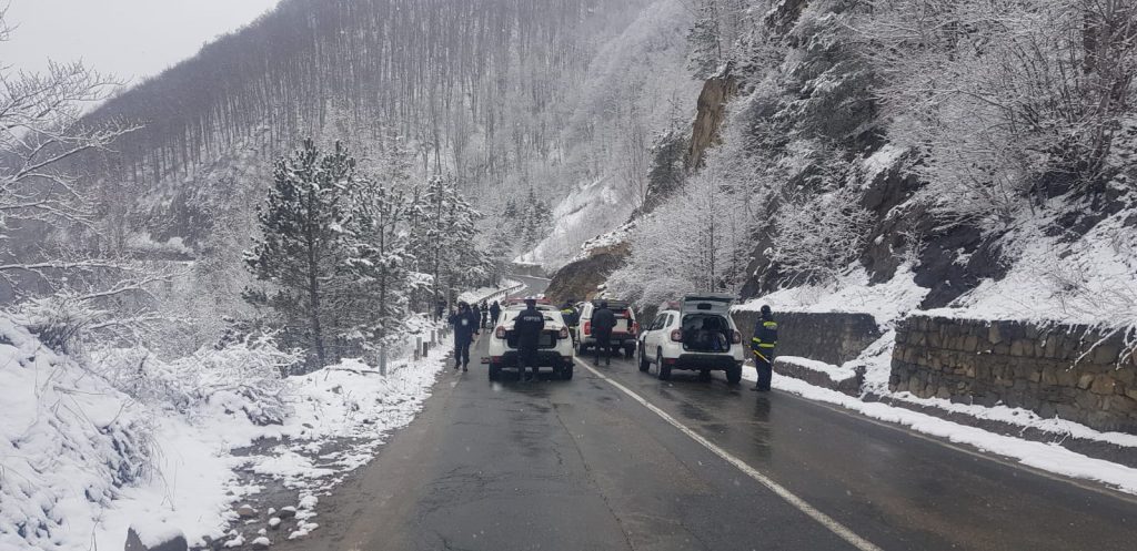 CÂND VA FI RELUAT TRAFICUL PE DN10, LA SIRIU. Cum vor circula șoferii în zonele în care există riscul căderii de bolovani pe carosabil