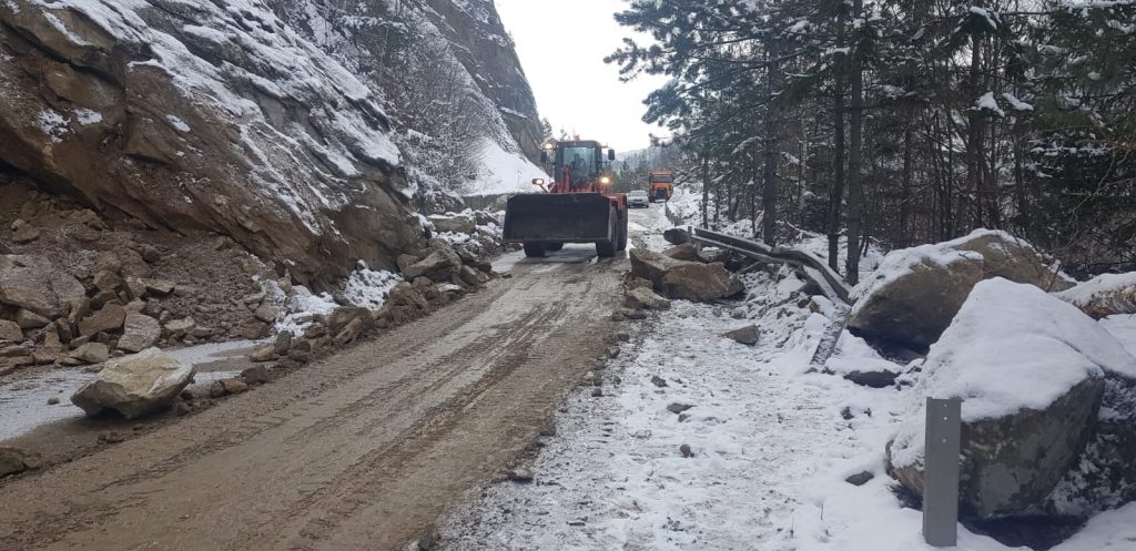 EXPLOZIE DUPĂ EXPLOZIE, LA SIRIU! Specialiștii încearcă să îndepărteze stâncile de pe șosea pentru a putea fi reluată circulația