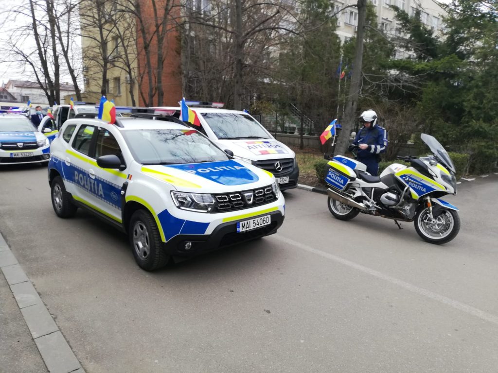 CARAVANA POLIȚIEI, PE STRĂZILE MUNICIPIULUI BUZĂU! Destinația, două școli. Care a fost motivul mobilizării de forțe