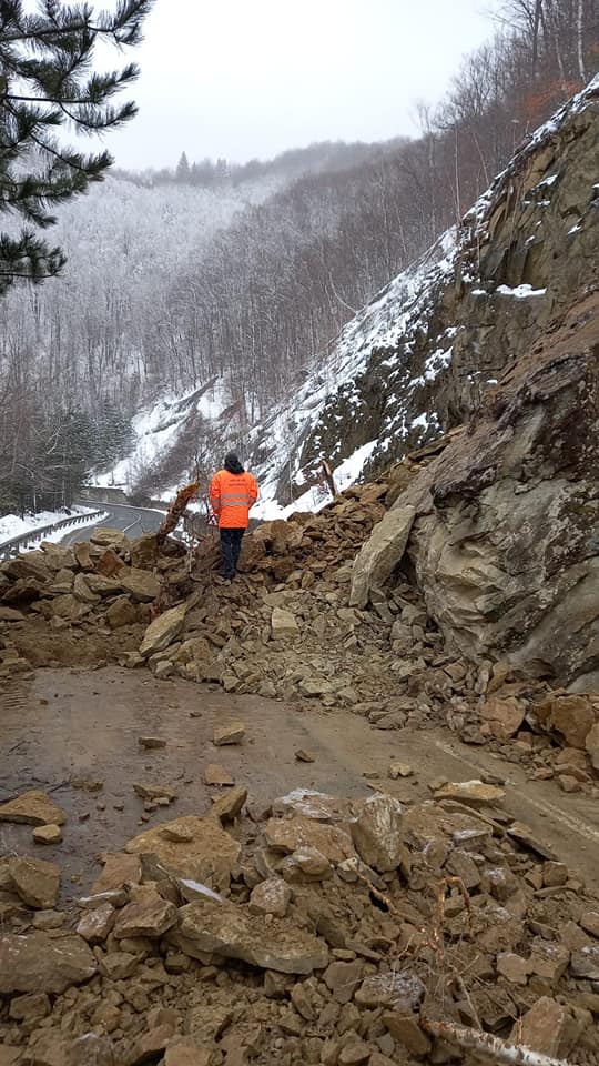 EXPLOZIE CONTROLATĂ PE DN 10. Muntele de piatră care blochează șoseaua va fi detonat, astăzi. Când se va relua traficul la Siriu