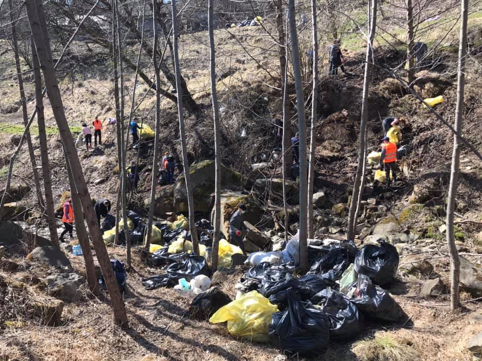 HAI CĂ SE POATE! Albia pârâului Păltiniș curățată de zeci de voluntari, în week-end