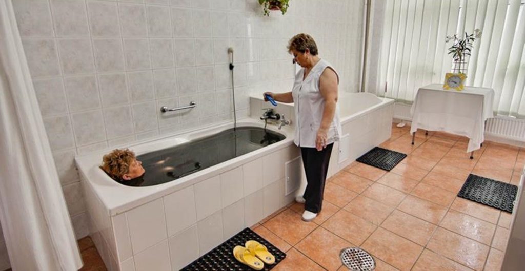 Tratamente la prețuri reduse pentru pensionari și asigurați. 563 de lei, cel mai mic tarif