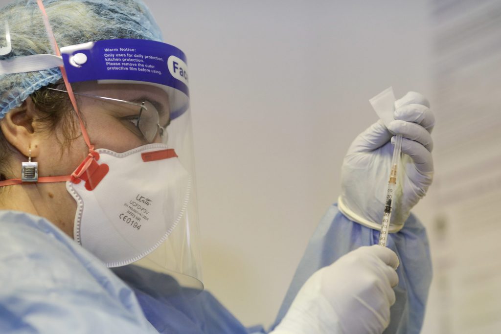 CE SPUN BUZOIENII DUPĂ VACCINAREA CU ASTRAZENECA! Jumătate dintre programări au fost anulate